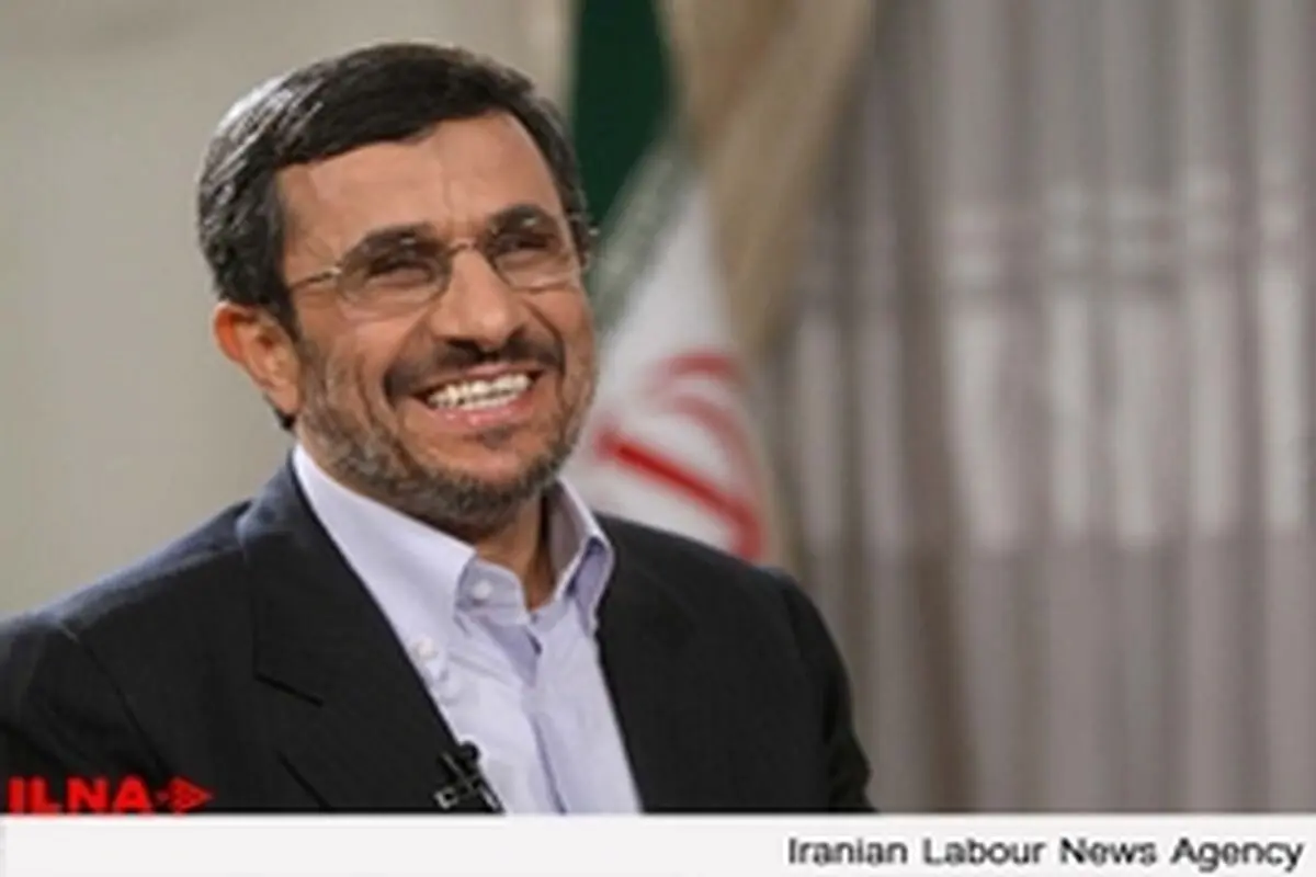 احمدی‌نژاد باز هم به سوالات خبرنگاران پاسخ نداد / لبخند احمدی‌نژاد به انتخابات مجلس و ریاست جمهوری