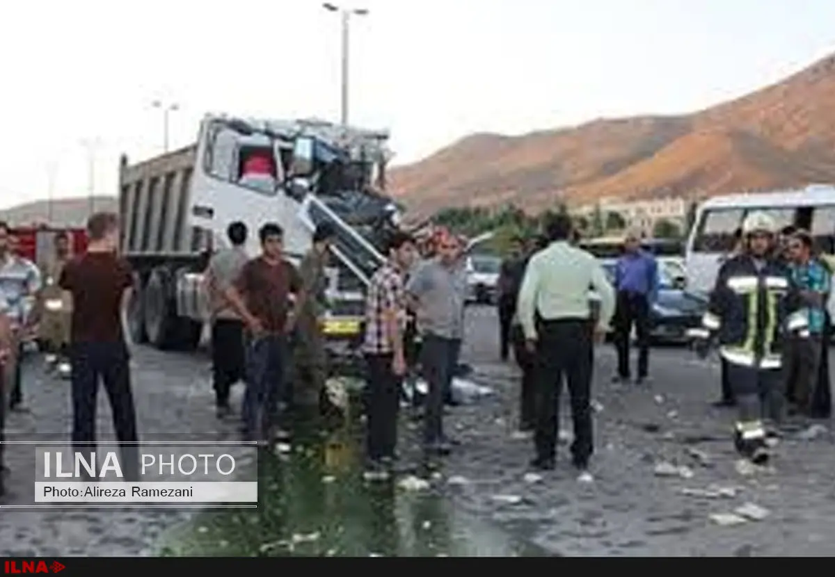 برخورد تریلی با اتوبوس در آمل/۴۵ مسافر دچار حادثه و ۸ نفر مصدوم شدند