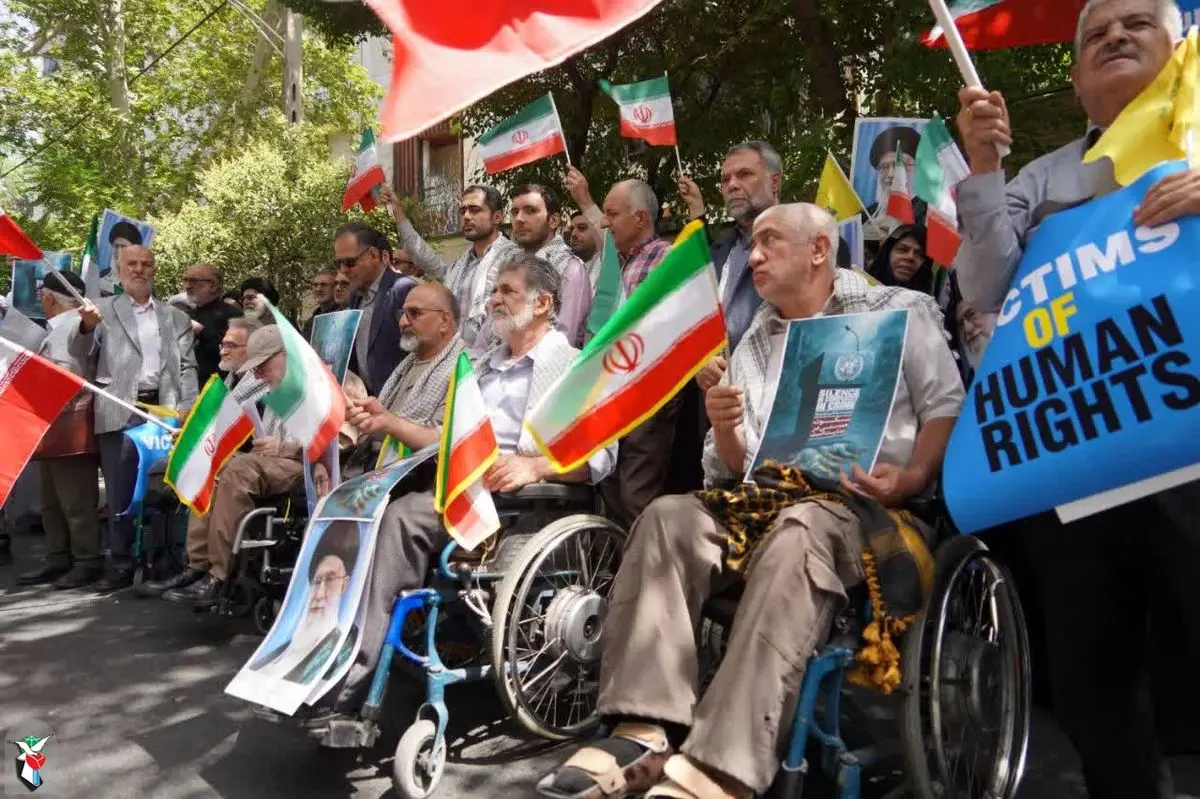 تجمع جمعی از خانوادههای معظم شهدا و ایثارگران در مقابل دفتر سازمان ملل متحد