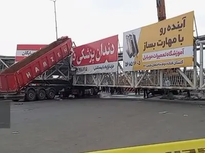 سقوط پل عابر پیاده در پی برخورد بار تایلر/ 3 نفر مصدوم شدند/ خسارت به چند دستگاه خودروی سواری