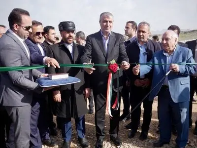 فاز نخست نیروگاه خورشیدی ۱۰۰ مگاواتی فیروزآباد افتتاح شد