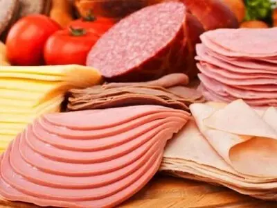 طرز تهیه کالباس خانگی لیوانی با طعم ساده و دودی 