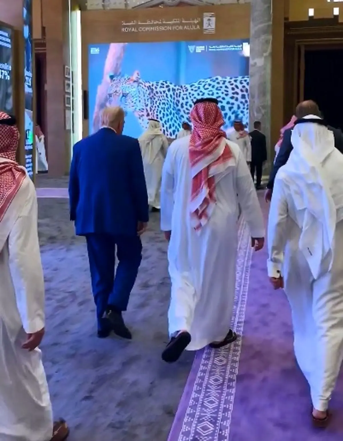 هدیه عجیب و غیرمنتظره خاندان سلطنتی عربستان به ترامپ + فیلم