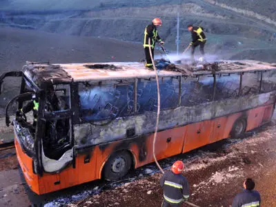 حریق اتوبوس ولوو با ۱۷ سرنشین + عکس