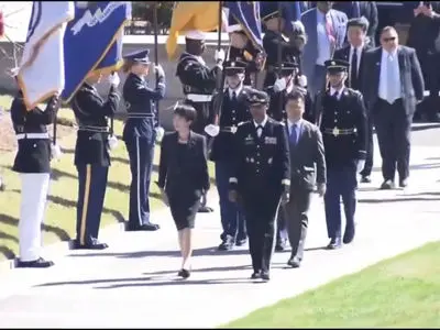  نخست وزیر ژاپن در حال ادای احترام به خلبان پرتاب‌کننده بمب اتم در هیروشیما + فیلم