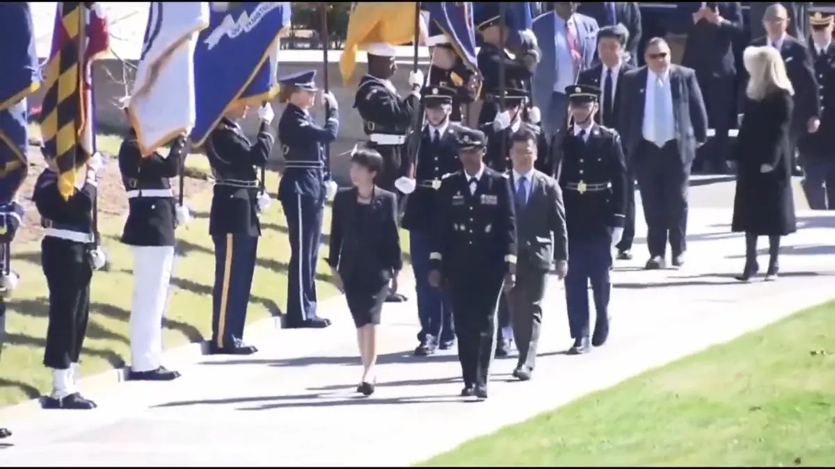  نخست وزیر ژاپن در حال ادای احترام به خلبان پرتاب‌کننده بمب اتم در هیروشیما + فیلم