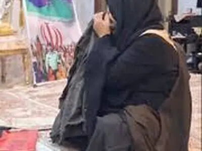 تصاویری احساسی از بوسه یک مادر بر رد خون فرزندش /فیلم