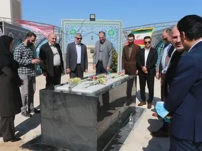 مراسم غبار روبی و تجلیل از شهدای کارگر در خرمشهر برگزار شد