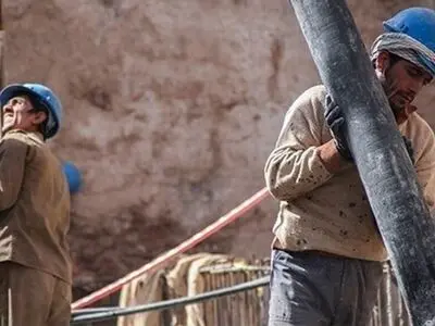 کار سخت در ارتفاع ناایمن با حقوق بسیار ناچیز