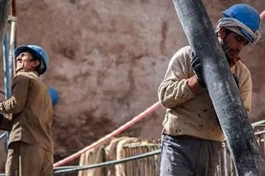 کار سخت در ارتفاع ناایمن با حقوق بسیار ناچیز