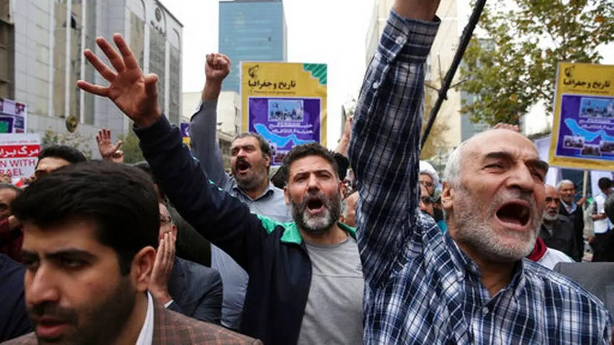 تهران برای اولین بار موشک‌هایش را در یک مراسم سالانه به نمایش گذاشت