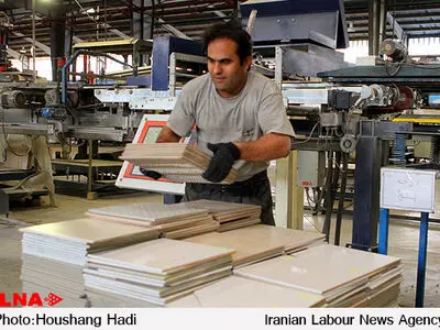 بازگشت کارخانه تولید کاشی به چرخه تولید/ ۲۰۰ کارگر مشغول کار شدند