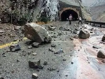  ریزش سنگ بزرگ در محور "تنگ درکش‌ورکش"شهرستان اردل پاکسازی شد