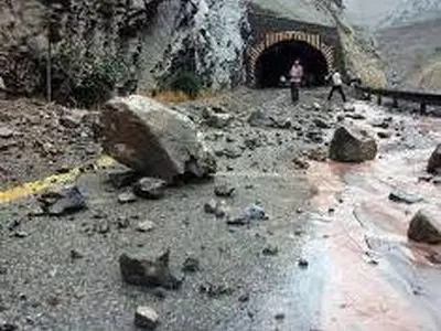  ریزش سنگ بزرگ در محور "تنگ درکش‌ورکش"شهرستان اردل پاکسازی شد