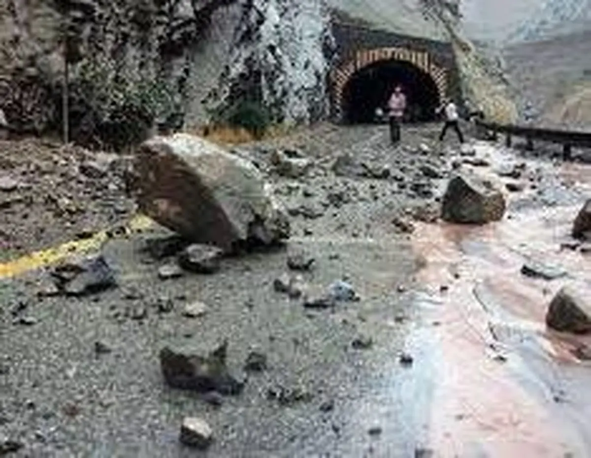  ریزش سنگ بزرگ در محور "تنگ درکش‌ورکش"شهرستان اردل پاکسازی شد