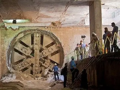 کارگران نگهبان قطار شهری اهواز: قبل از خروج پیمانکار مطالبات‌مان پرداخت شود 