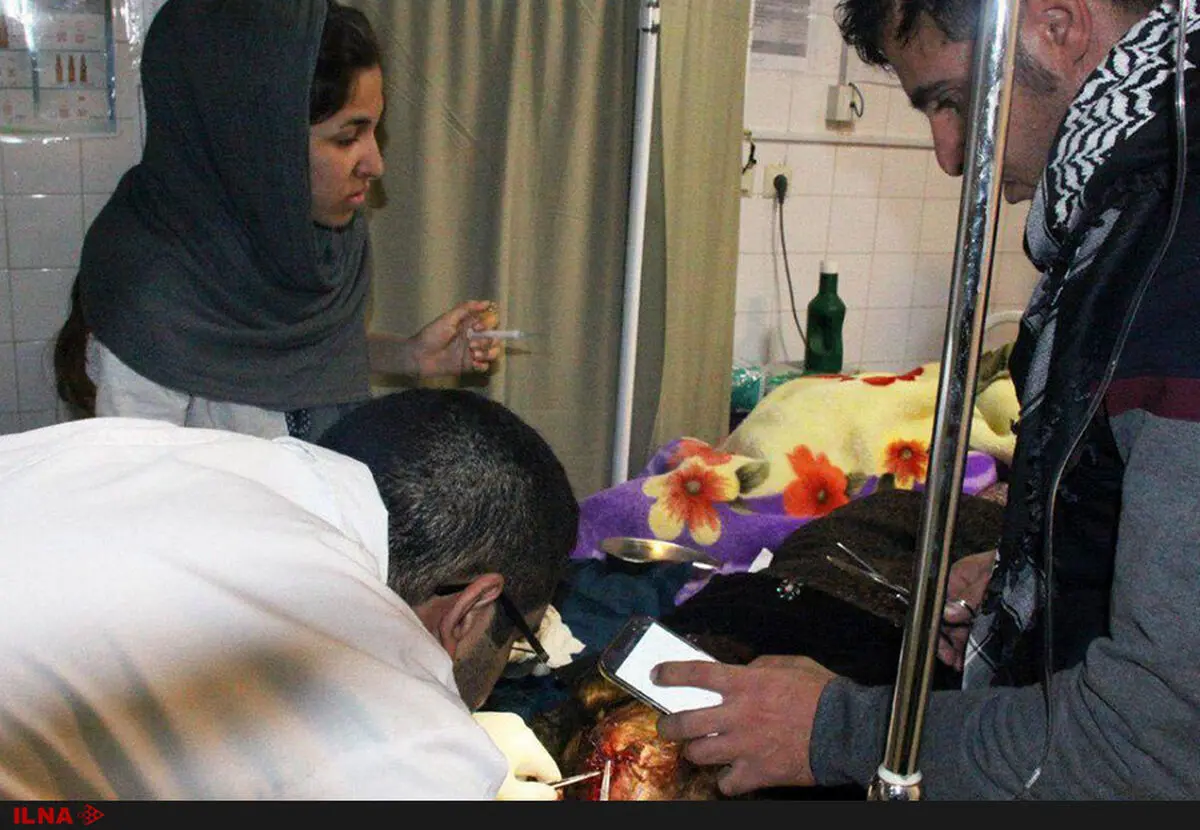 پرستاران و کادر درمانِ  سرپل‌ذهاب مشغول خدمت‌رسانی هستند/ جراحی اورژانسی زیر نورِ چراغِ قوه