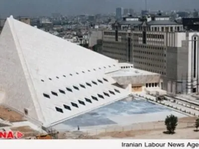 پذیرش نظام پارلمانی، تغییر بُعد جمهوریت نظام