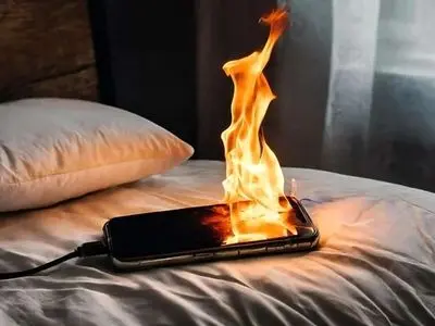 شارژ کردن گوشی از شب تا صبح باعث آتش‌سوزی می‌شود؟