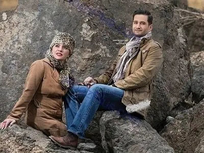 ژست عجیب بازیگر مشهور و همسرش در کوهستان