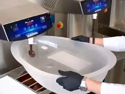 شاهکار شکلاتی! تولد یک زرافه شگفت‌انگیز از دل کاکائو + فیلم