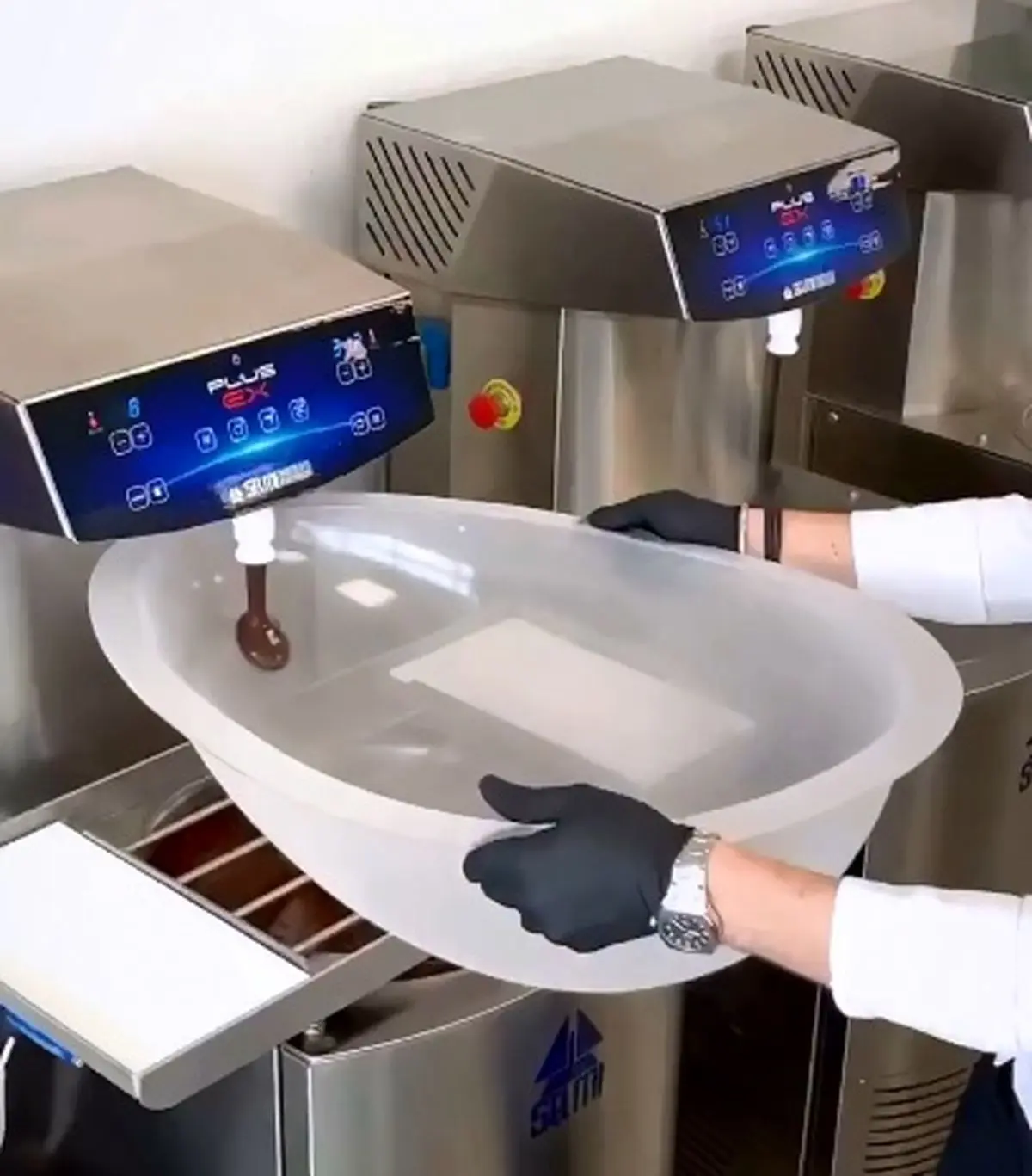 شاهکار شکلاتی! تولد یک زرافه شگفت‌انگیز از دل کاکائو + فیلم