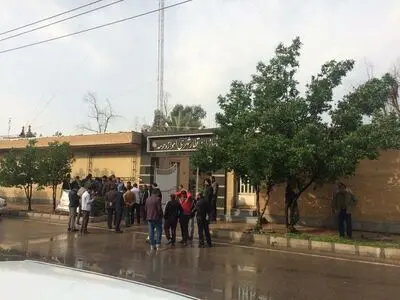 نارضایتی کارگران متروی اهواز مقابل ساختمان قطار شهری ادامه دارد