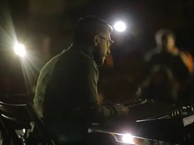 مخاطبان این کنسرت را با چشم‌بند و در سالنی تاریک شنیدند
