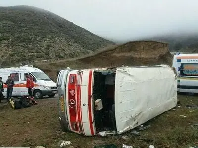 12 نفر مصدوم در پی واژگونی یک دستگاه مینی‌بوس در استان اردبیل