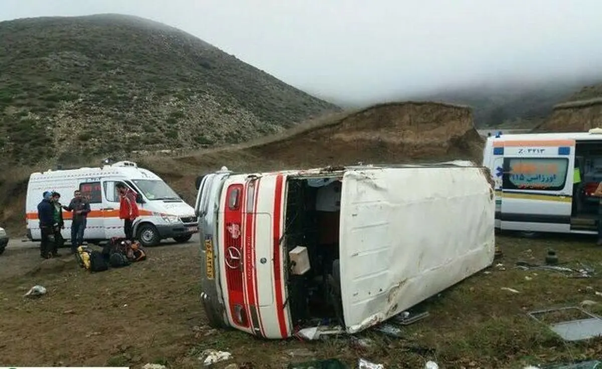 12 نفر مصدوم در پی واژگونی یک دستگاه مینی‌بوس در استان اردبیل