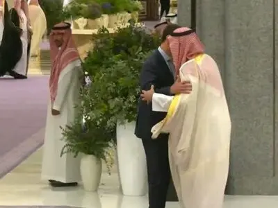 ولي العهد السعودی یعانق الرئیس السوري.. ومصافحة بین الاسد وامیر قطر قبل انطلاق القمة العربیة في جدة بحضور زیلینسکی ومشارکة سوریة وملفات شائکة تنتظر