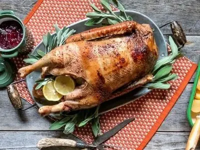 مواد غذایی محلی بخوریم یا نه؟