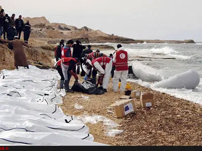 فیلم/کشف 70 جنازه از پناهجویان لیبیایی+16