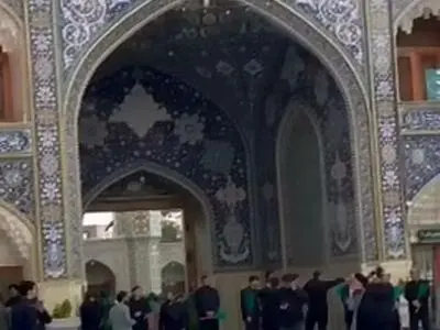 هم‌اکنون؛ نزول باران و رحمت الهی از آسمان همزمان با ورود پیکر مطهر آیت الله رئیسی به قم + فیلم