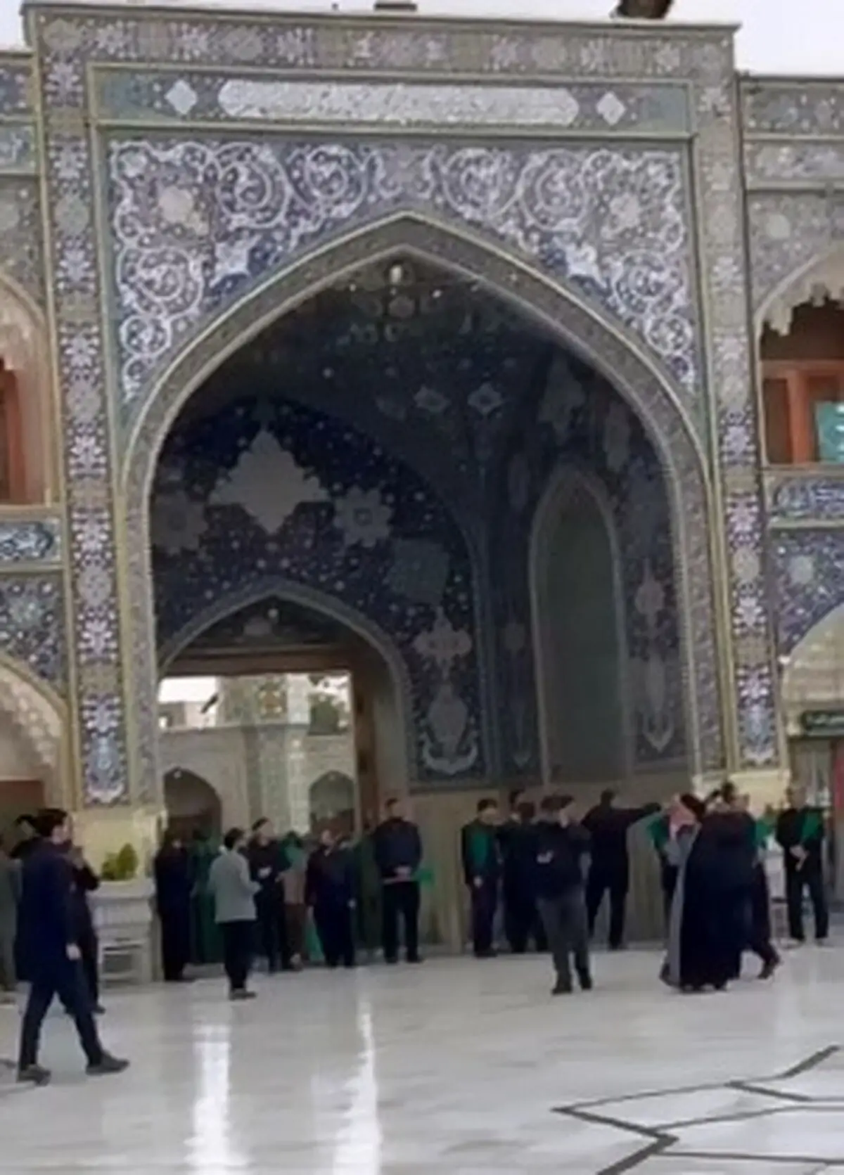 هم‌اکنون؛ نزول باران و رحمت الهی از آسمان همزمان با ورود پیکر مطهر آیت الله رئیسی به قم + فیلم