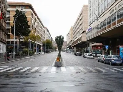 Italy coronavirus deaths jump by almost 800, government shuts most workplaces