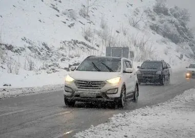 ترافیک پرحجم در محور هراز به دلیل بارش سنگین برف

