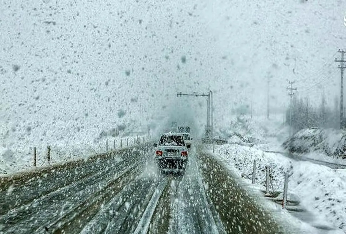 بارش برف سنگین در 3 محور مواصلاتی استان  