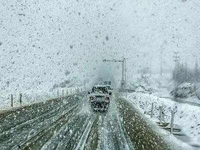 بارش برف سنگین در 3 محور مواصلاتی استان  