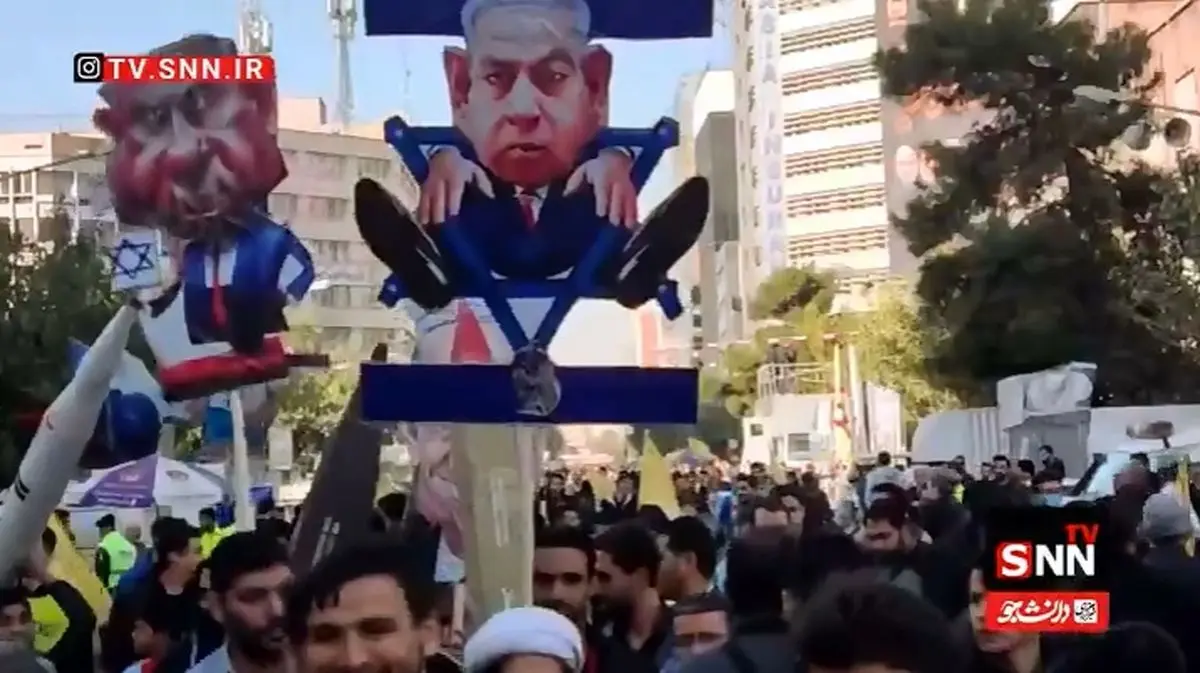 حضور گسترده مردم، دانش آموزان و دانشجویان در اولین ساعات برگزاری مراسم ۱۳ آبان در خیابان طالقانی تهران + فیلم