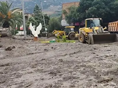 مسدود شدن ۲ محله شهر رودبار با ورود گل و لای به خیابان