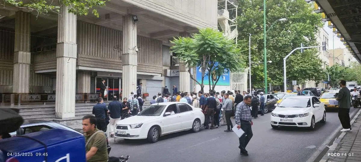 تجمع بخشی از نیروهای رسمی‌ نفت مقابل وزارتخانه/ حقوق‌ها عادلانه نیست