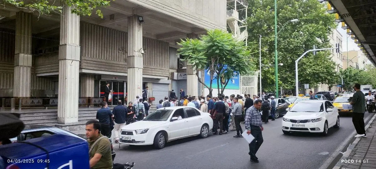 تجمع بخشی از نیروهای رسمی نفت مقابل وزارتخانه/ حقوقها عادلانه نیست