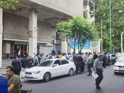 تجمع بخشی از نیروهای رسمی‌ نفت مقابل وزارتخانه/ حقوق‌ها عادلانه نیست
