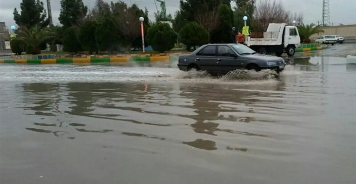 بارش شدید باران در تایباد به 21 میلیمتر رسید و همچنان ادامه دارد