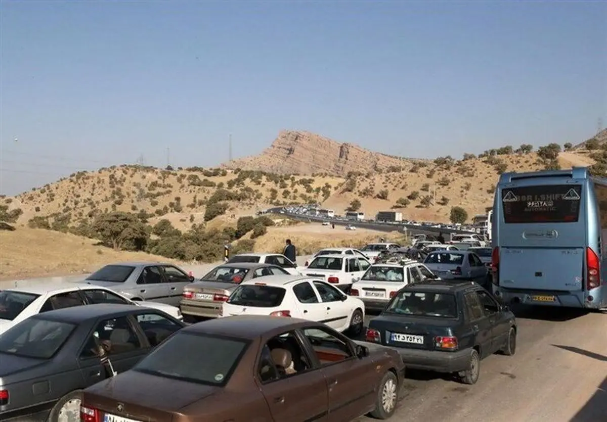 ترافیک سنگین در محورهای بازگشت زائران اربعین در کرمانشاه/کاهش ۵۰ درصدی تلفات جاده‌ای