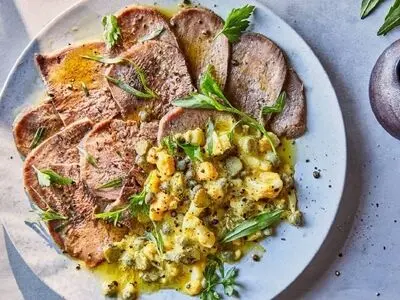 طرز تهیه خوراک زبان گاو رستورانی با سس قارچ