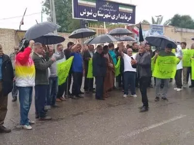 تجمع بازنشستگان شوش مقابل فرمانداری/ به خروجی شورایعالی کار و مزد مصوب معترضیم