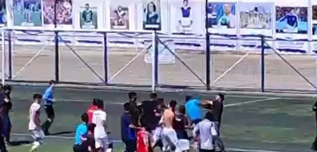 کتک کاری با داور در فوتبال پایه‌های تهران (ویدیو)