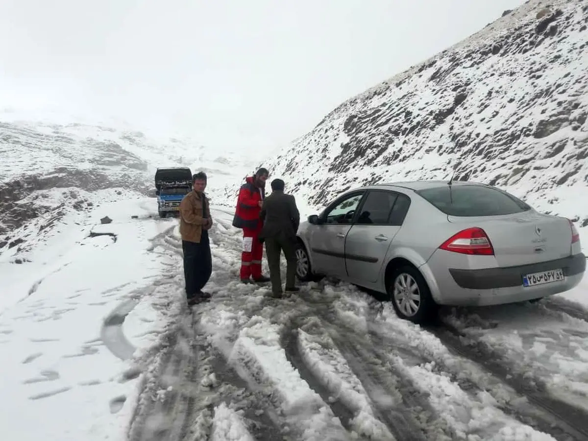 بارش سنگین یک متری برف در گردنه بیژن / محور تا عید نوروز مسدود شد